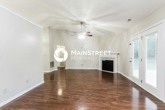 942 N Mill Run Blvd - Photo 3 of 15
