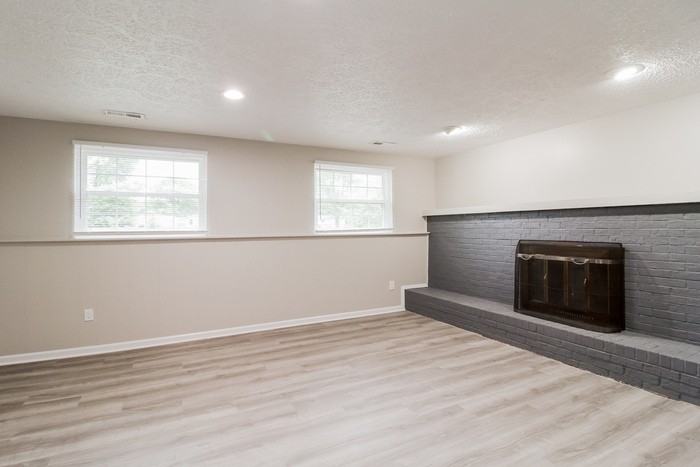 608 Jeffery Ct - Photo 2 of 10