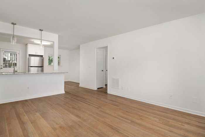 711 Oakview Rd #17 - Photo 3 of 20