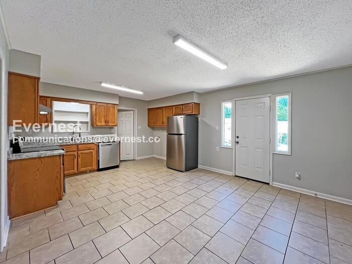 2372 Ashland Dr - Photo 4 of 14