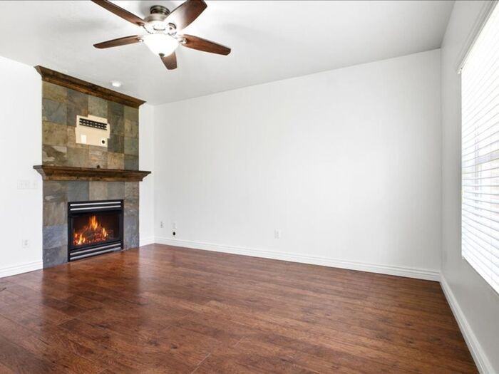 2113 E Glamis Ct - Photo 4 of 32