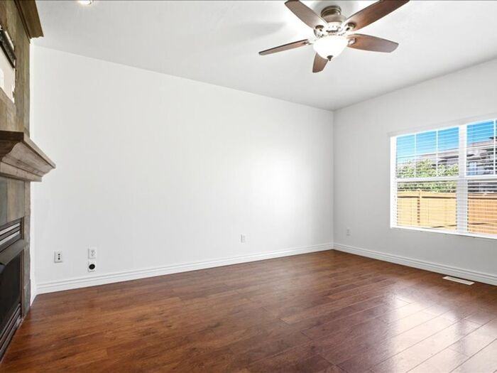 2113 E Glamis Ct - Photo 5 of 32