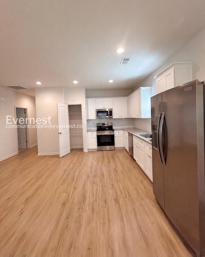1808 Hemlock Ave - Photo 4 of 15
