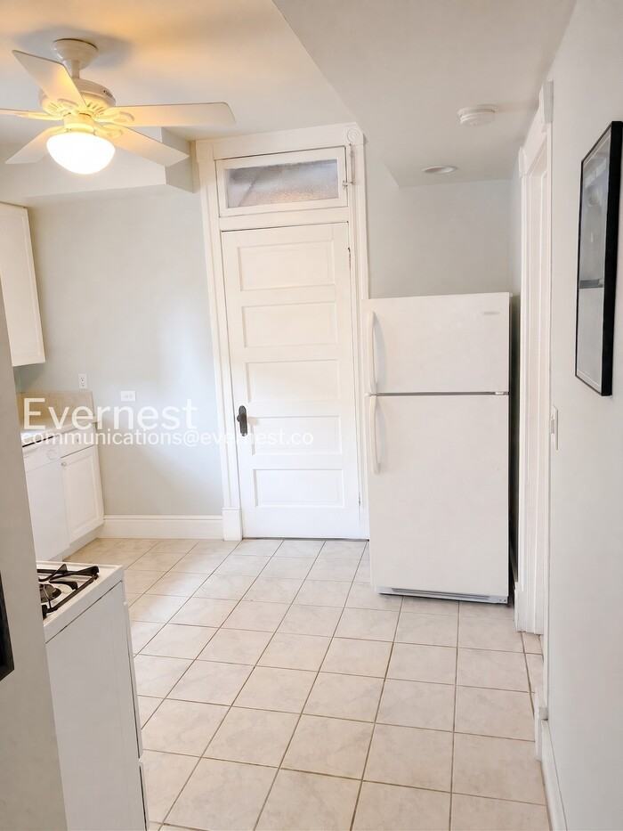 2500 N Southport Ave #2 - Photo 2 of 14