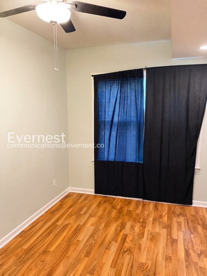 2500 N Southport Ave #2 - Photo 5 of 14