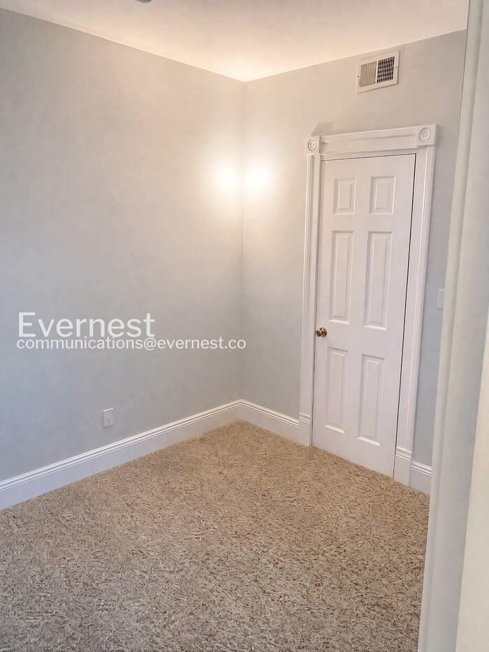 2500 N Southport Ave #2 - Photo 7 of 14