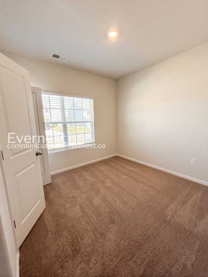 221 Aniston Ln - Photo 7 of 19