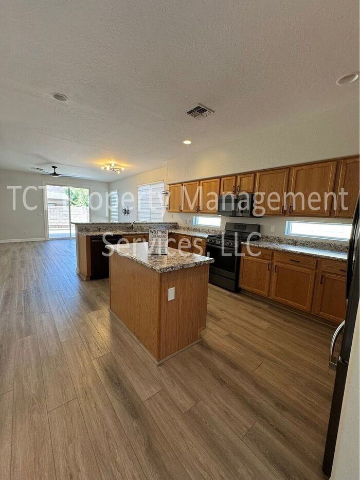 4216 E Oxford Ln - Photo 3 of 17