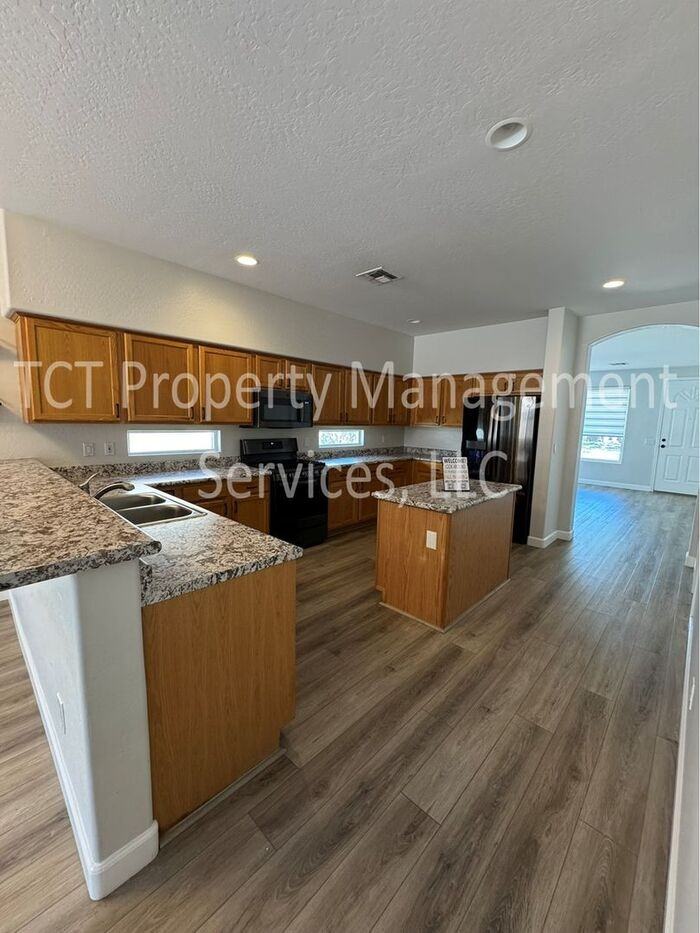 4216 E Oxford Ln - Photo 4 of 17