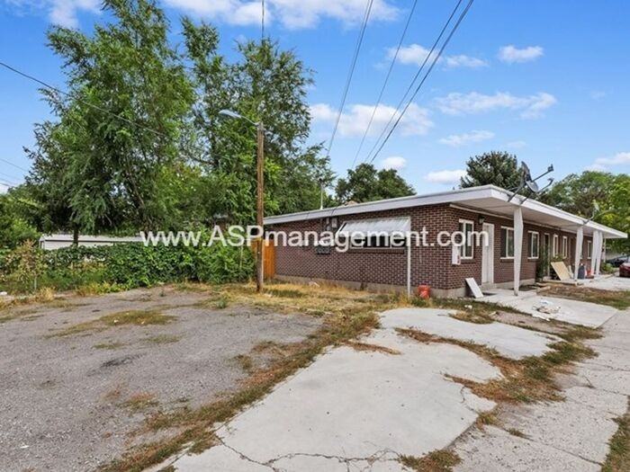 2554 S Park St #B - Photo 4 of 17