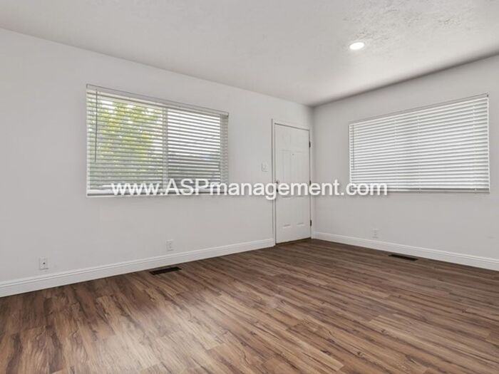 2554 S Park St #B - Photo 5 of 17