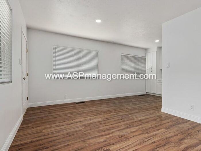 2554 S Park St #B - Photo 6 of 17