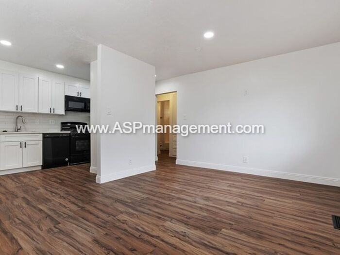2554 S Park St #B - Photo 7 of 17