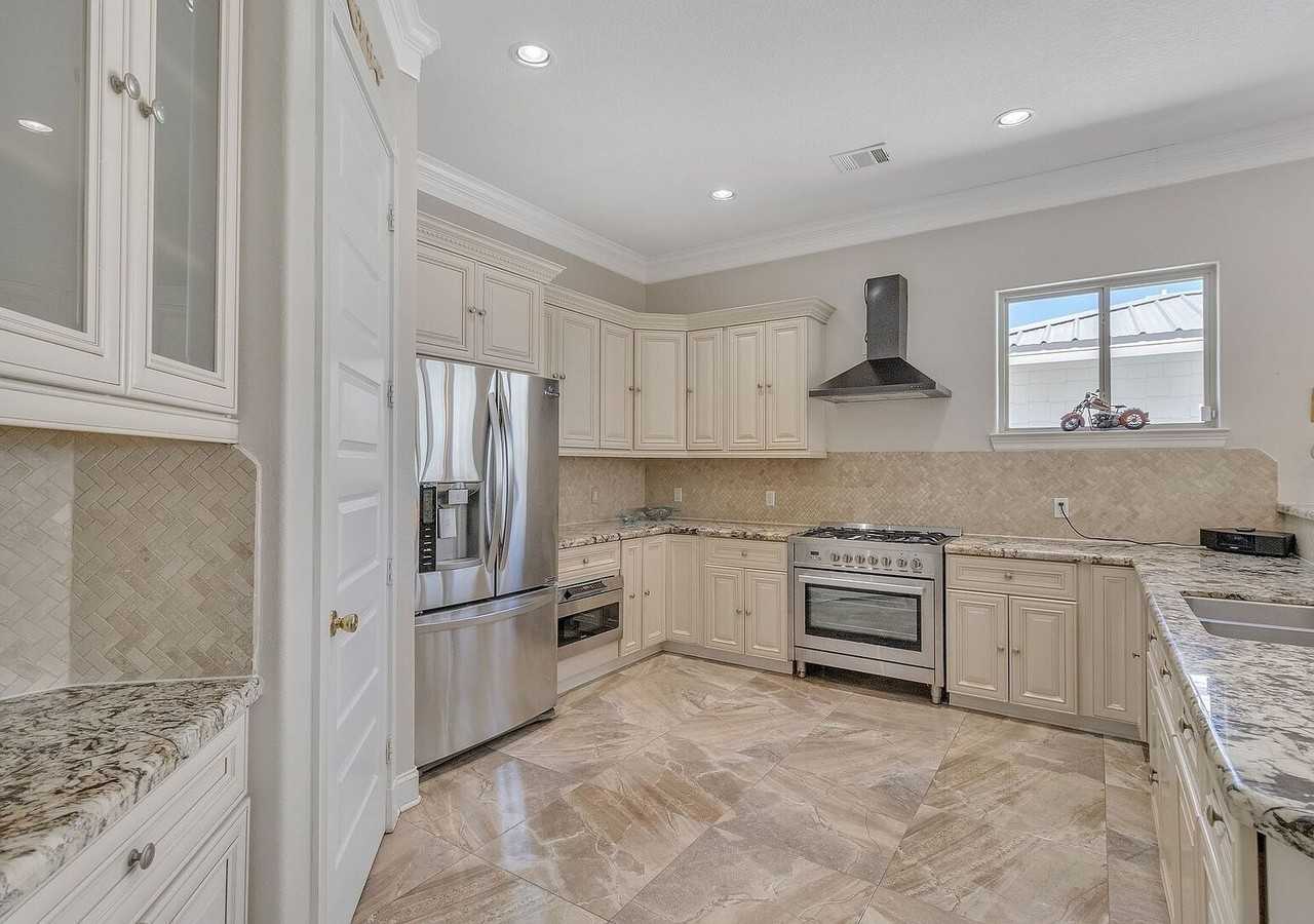 615 29th St #NA - Photo 4 of 31