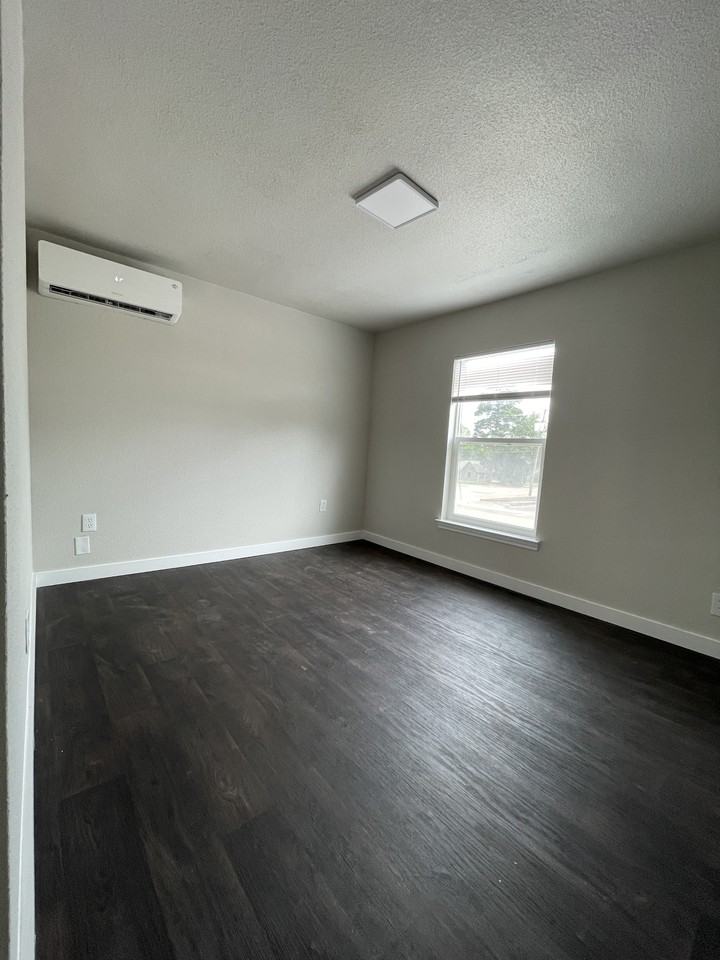 307 E Good St #B - Photo 6 of 9