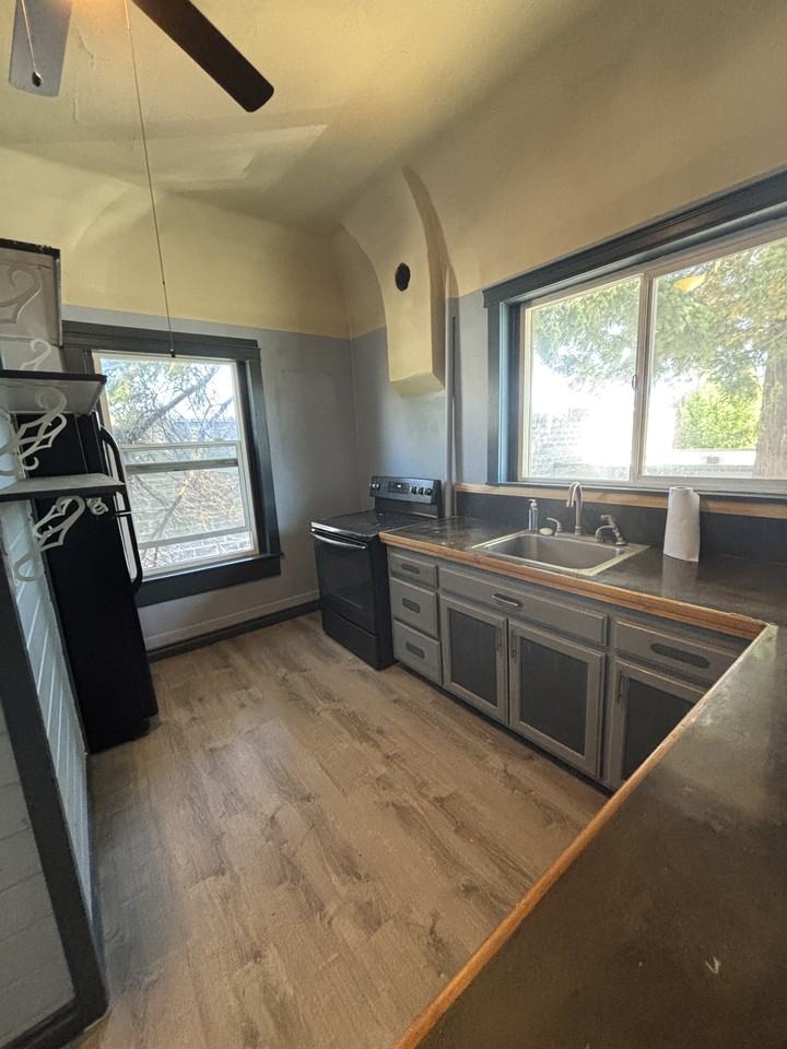 213 Sw 4th St #C - Photo 2 of 4