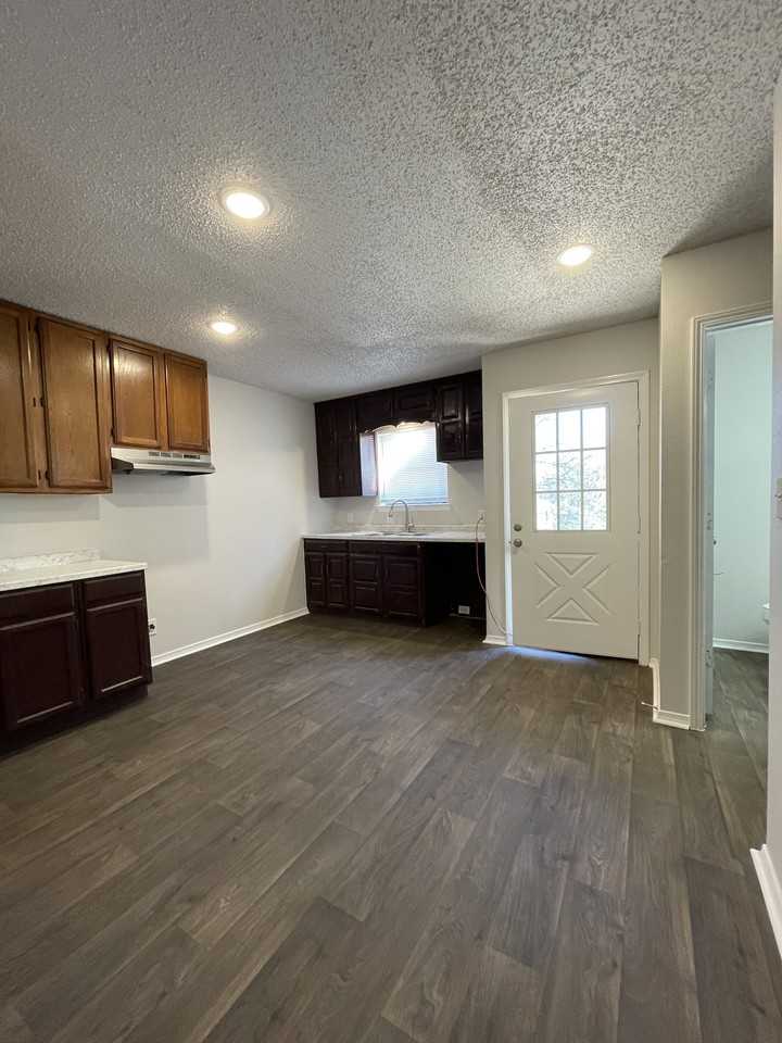 107 W Groves St #5 - Photo 2 of 10