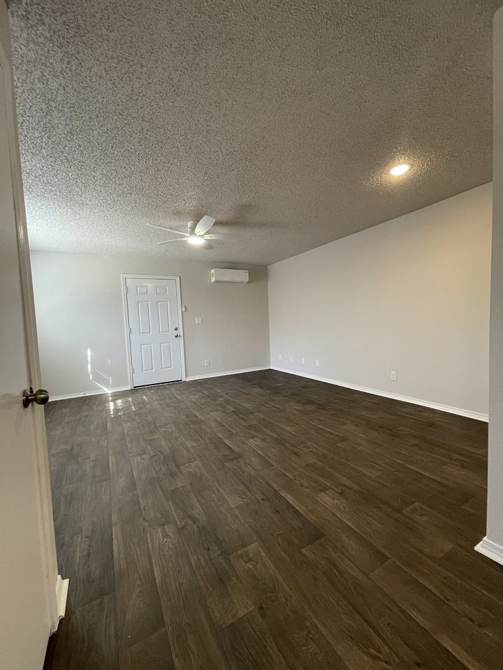 107 W Groves St #5 - Photo 3 of 10