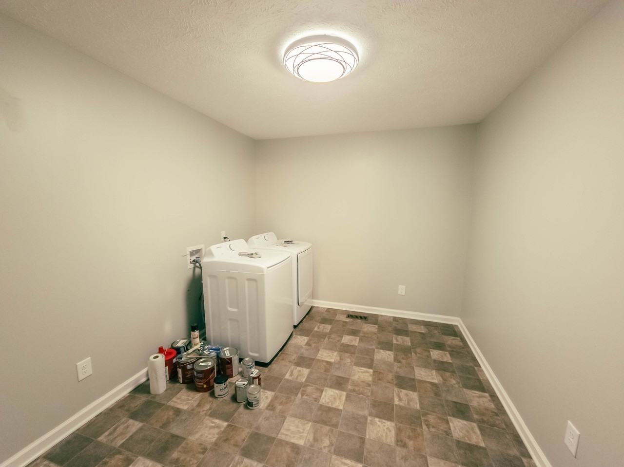 200 Rowland Cir - Photo 5 of 17