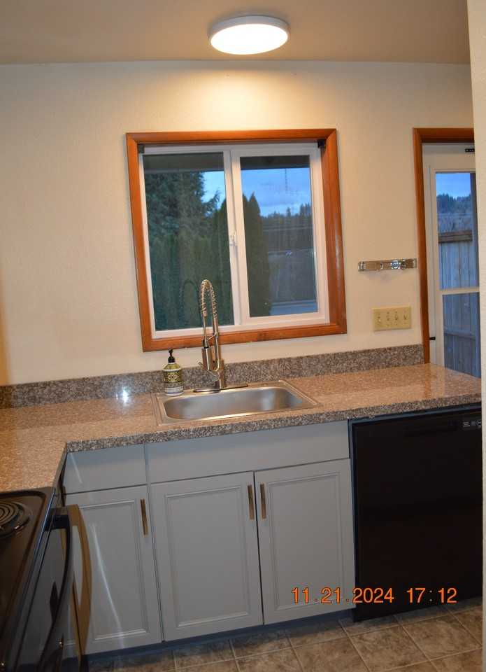 665 Sw Tichenor St #1 - Photo 5 of 13
