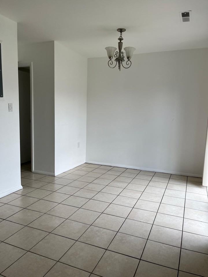 2611 Hallam Ct - Photo 4 of 15