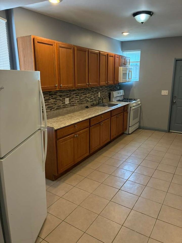 2832 Parkwood Ave - Photo 2 of 20