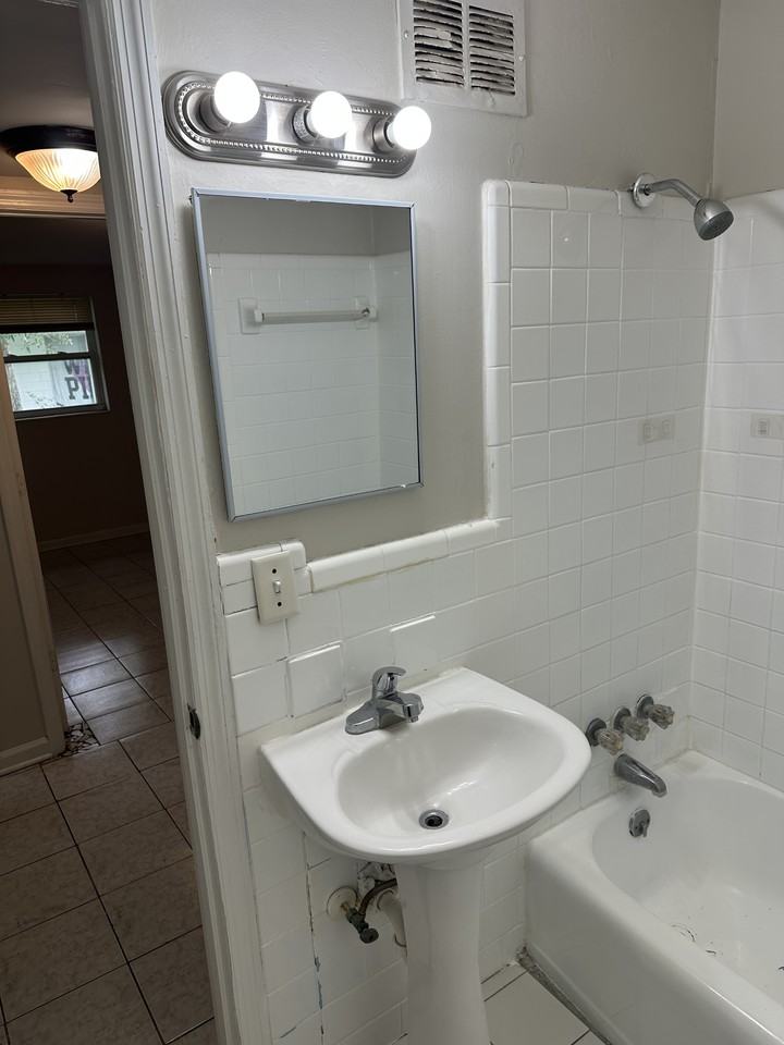 1576 W 13th St - Photo 3 of 4