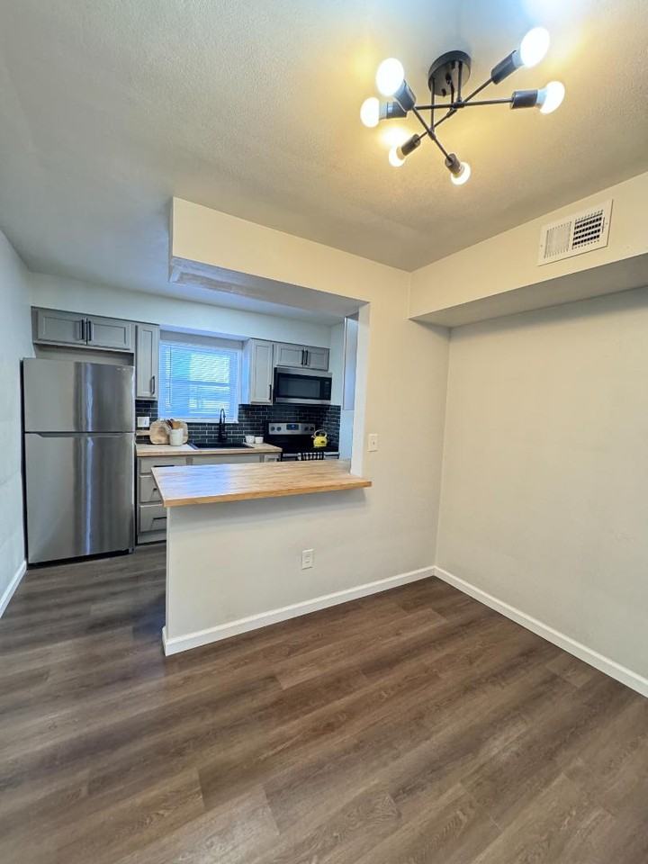 198 Camelot dr - Photo 2 of 10