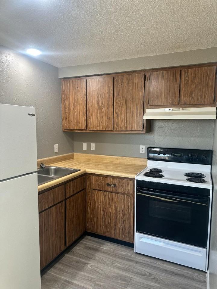108 S Green St - Photo 6 of 12