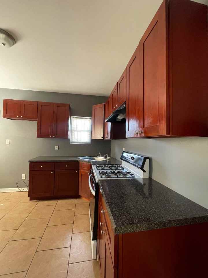 846 York St - Photo 2 of 11