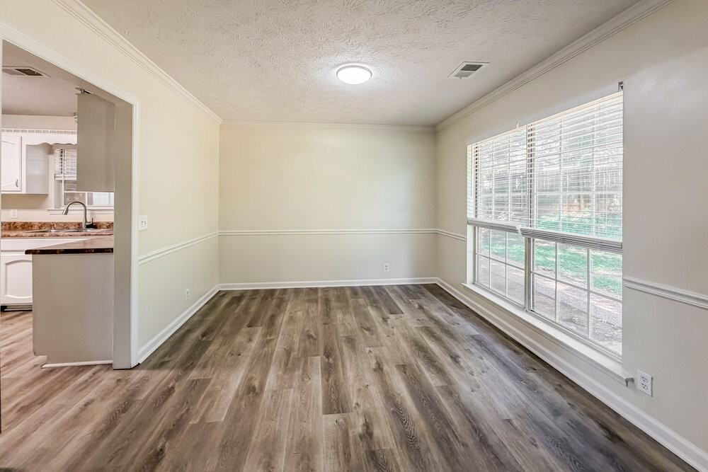 104 Carolina Ct - Photo 5 of 17
