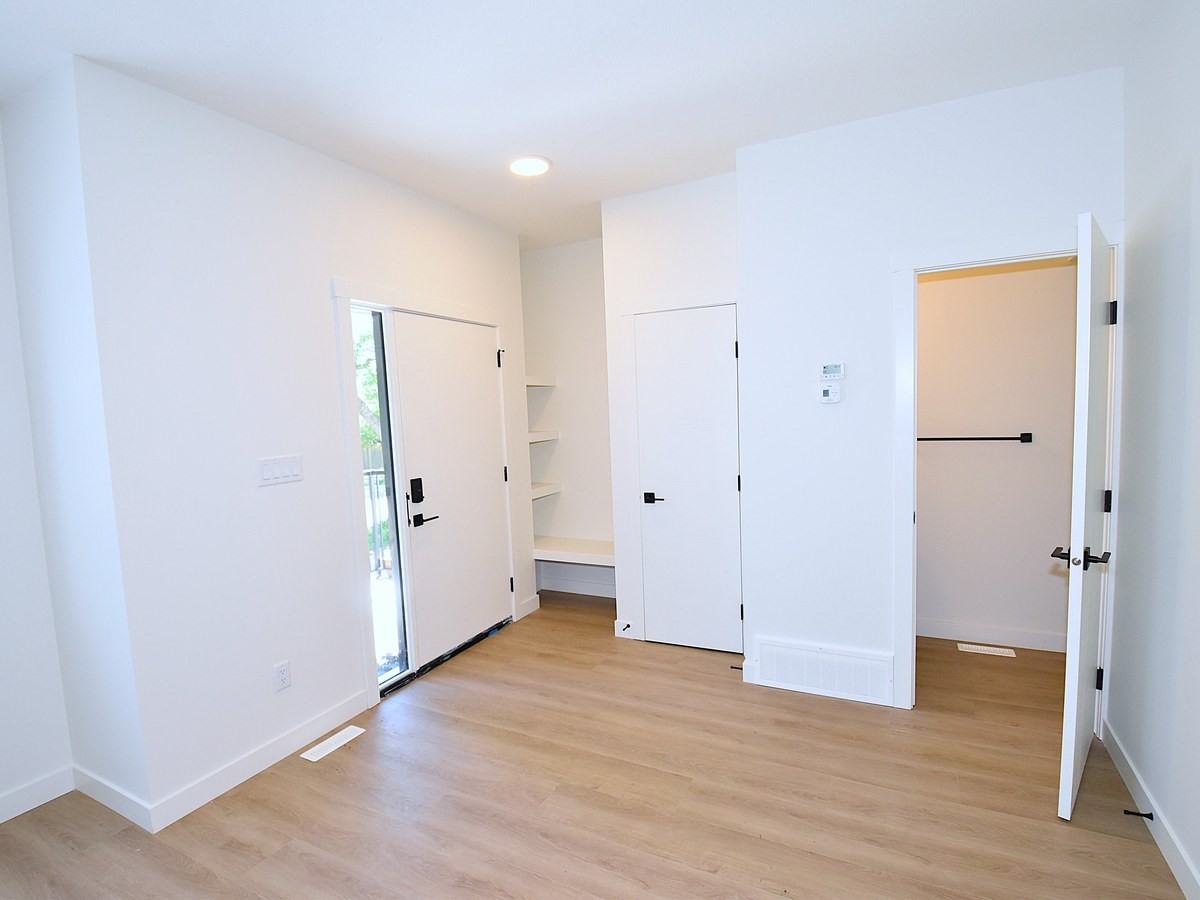SF338 - 3 Bedroom Main Floor Home – Grovenor 1 Month Free – - Photo 4 of 34
