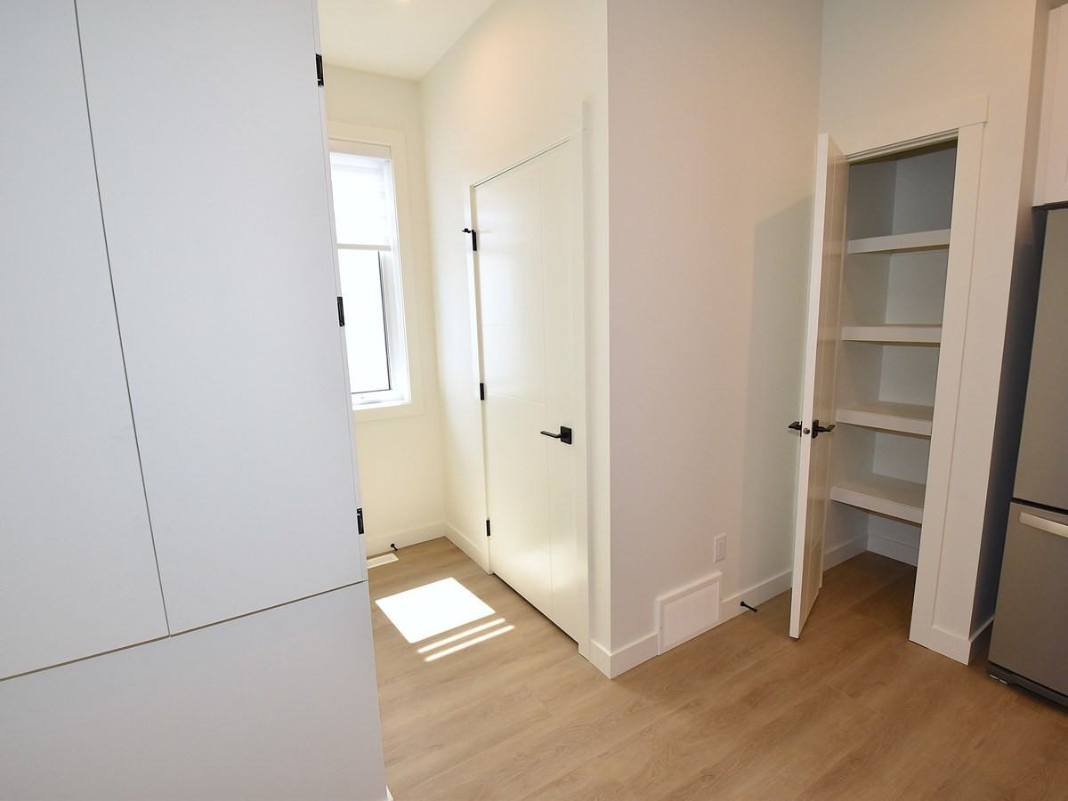 SF338 - 3 Bedroom Main Floor Home – Grovenor 1 Month Free – - Photo 5 of 34
