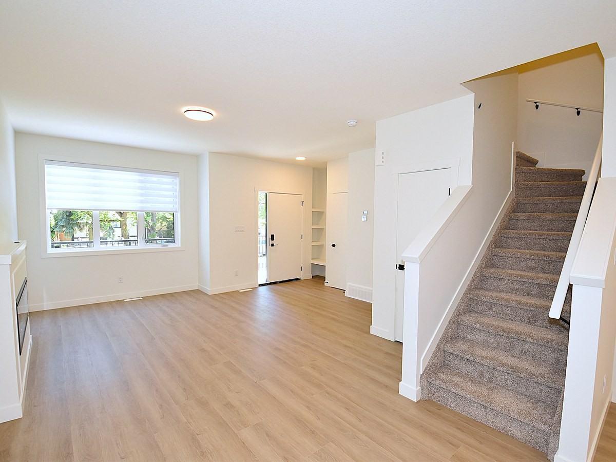 SF338 - 3 Bedroom Main Floor Home – Grovenor 1 Month Free – - Photo 7 of 34