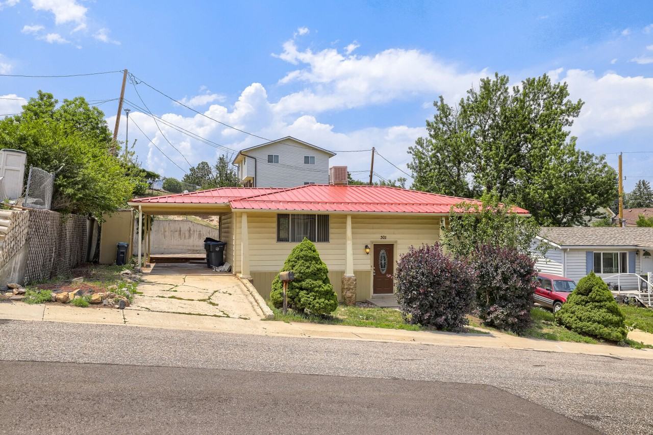 301 Moss St - Photo 2 of 23