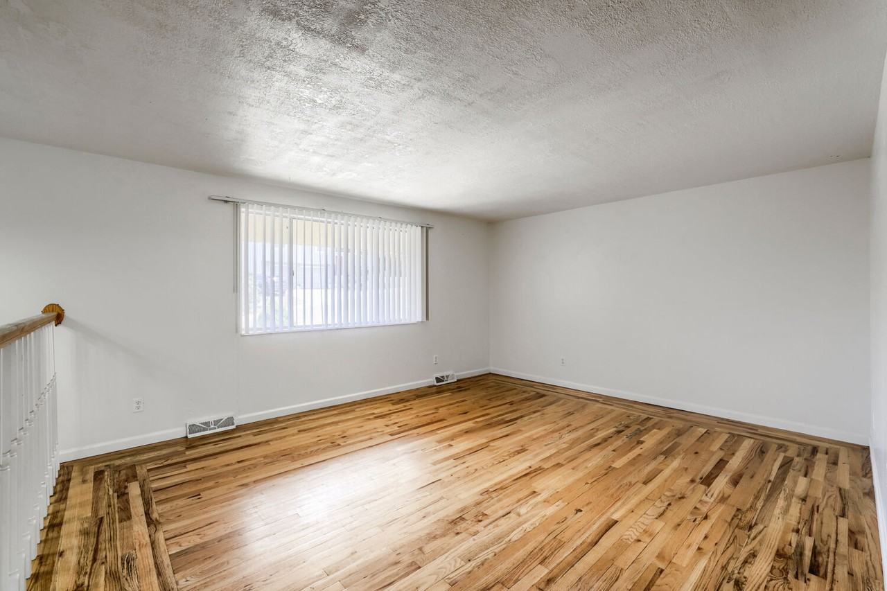 301 Moss St - Photo 4 of 23