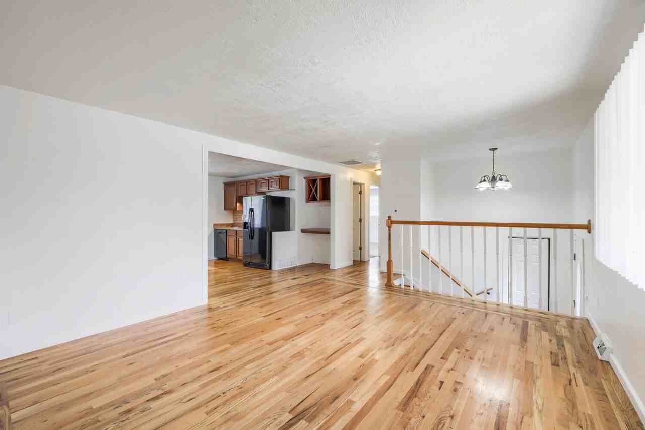 301 Moss St - Photo 5 of 23