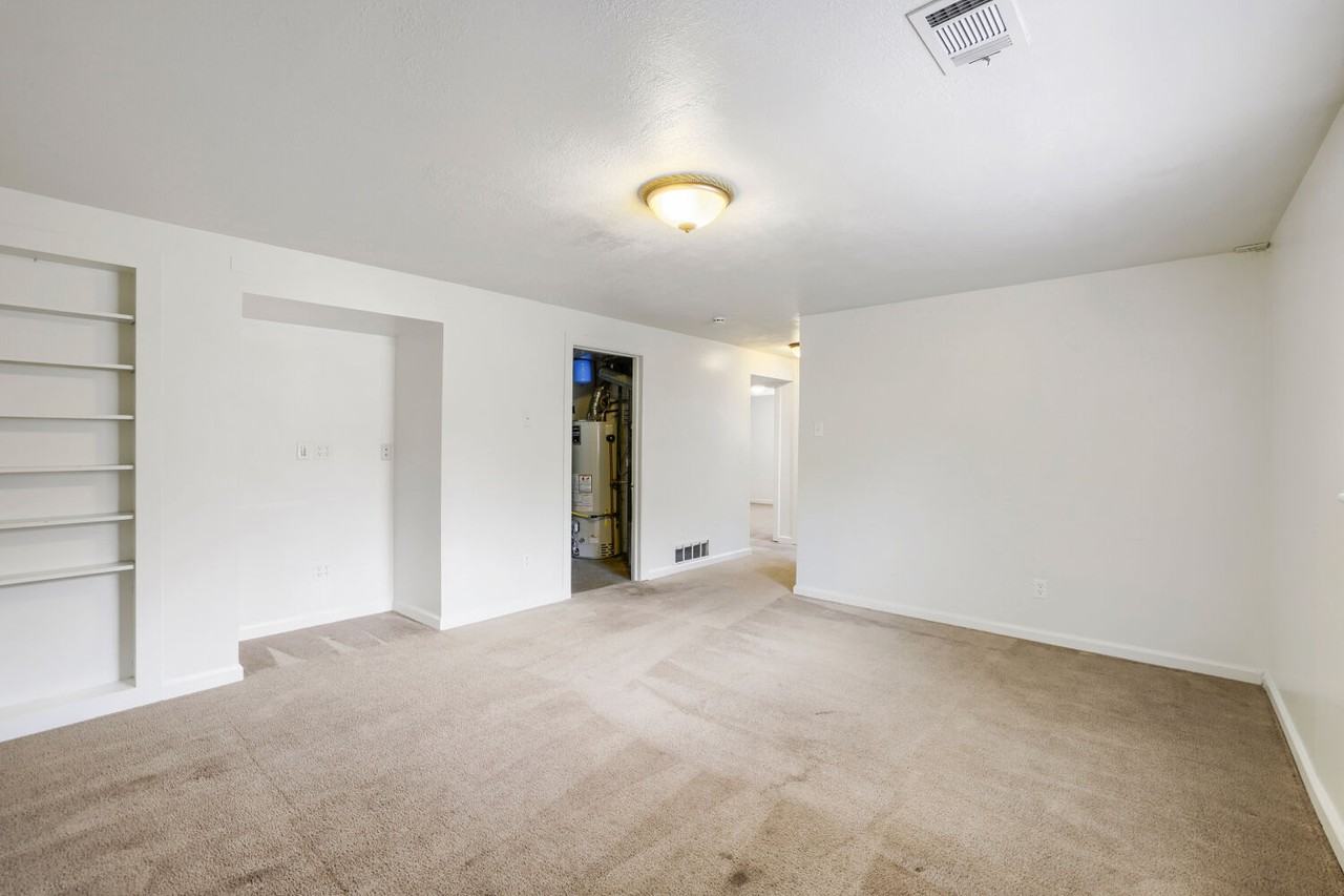 301 Moss St - Photo 6 of 23