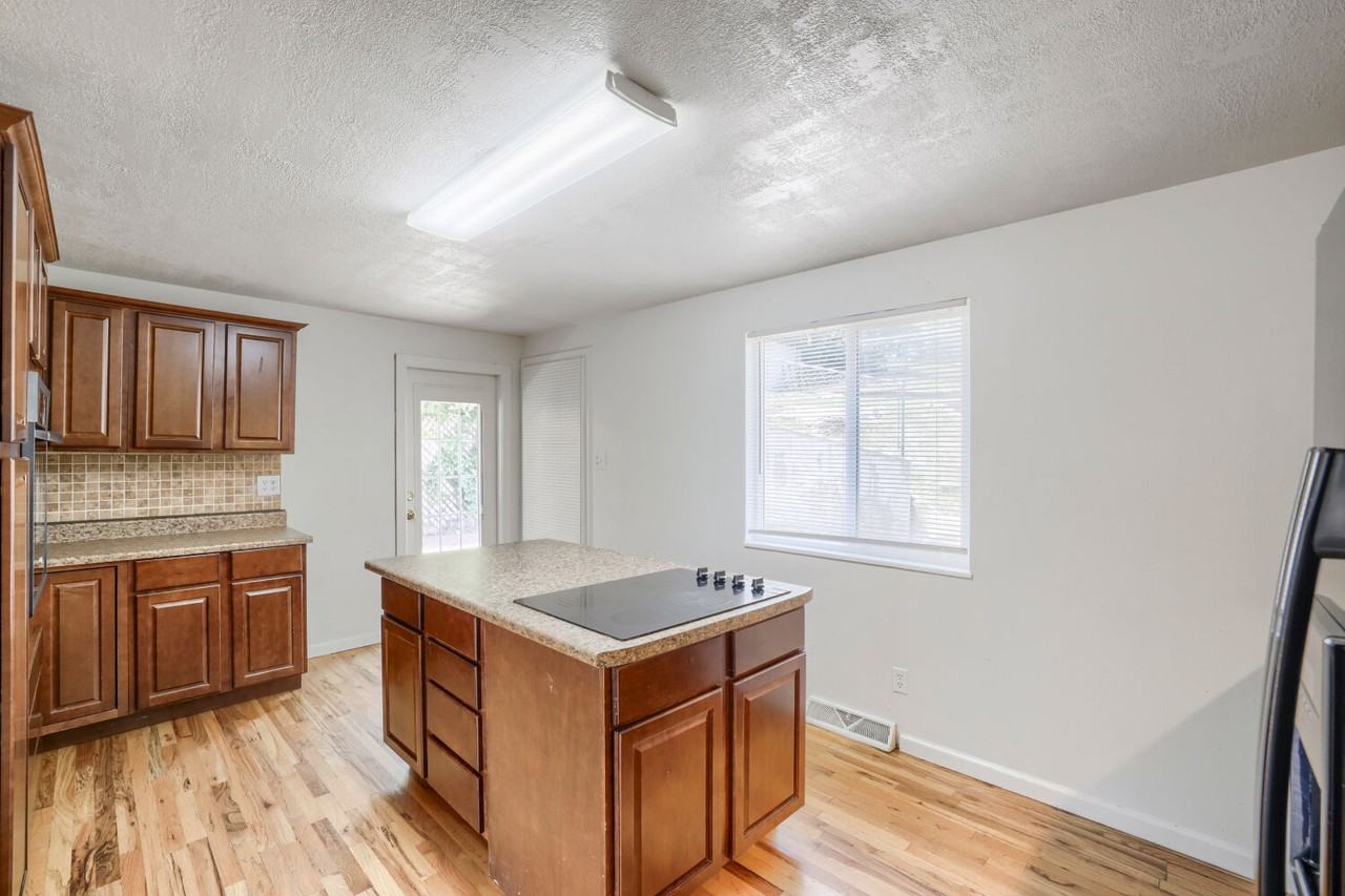 301 Moss St - Photo 7 of 23