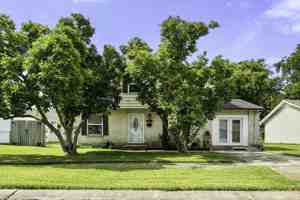 featured image of 421 Holy Cross Pl #1