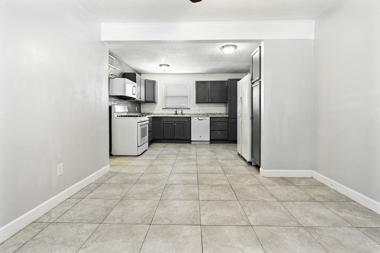 421 Holy Cross Pl #1 - Photo 3 of 16