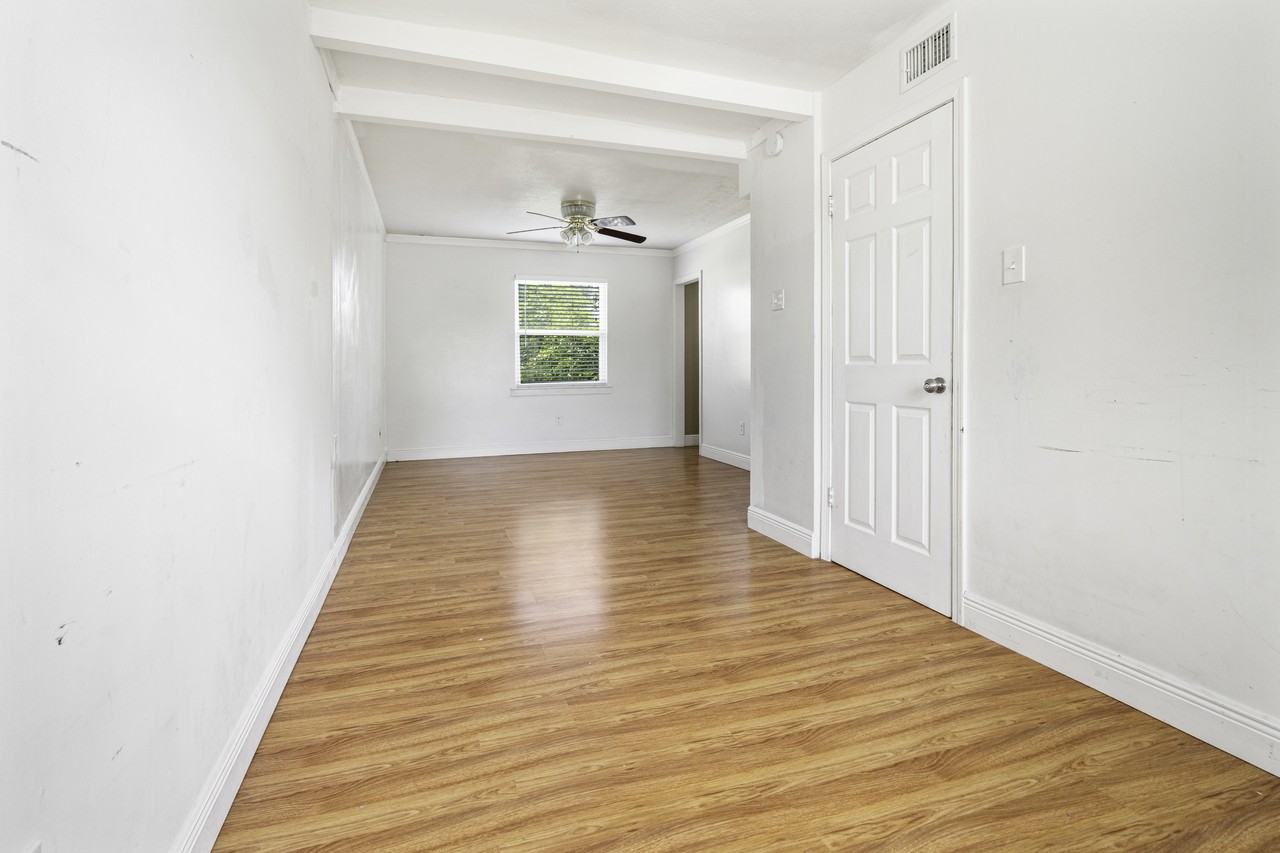 421 Holy Cross Pl #1 - Photo 4 of 16