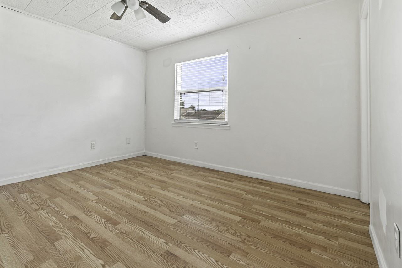 421 Holy Cross Pl #1 - Photo 5 of 16