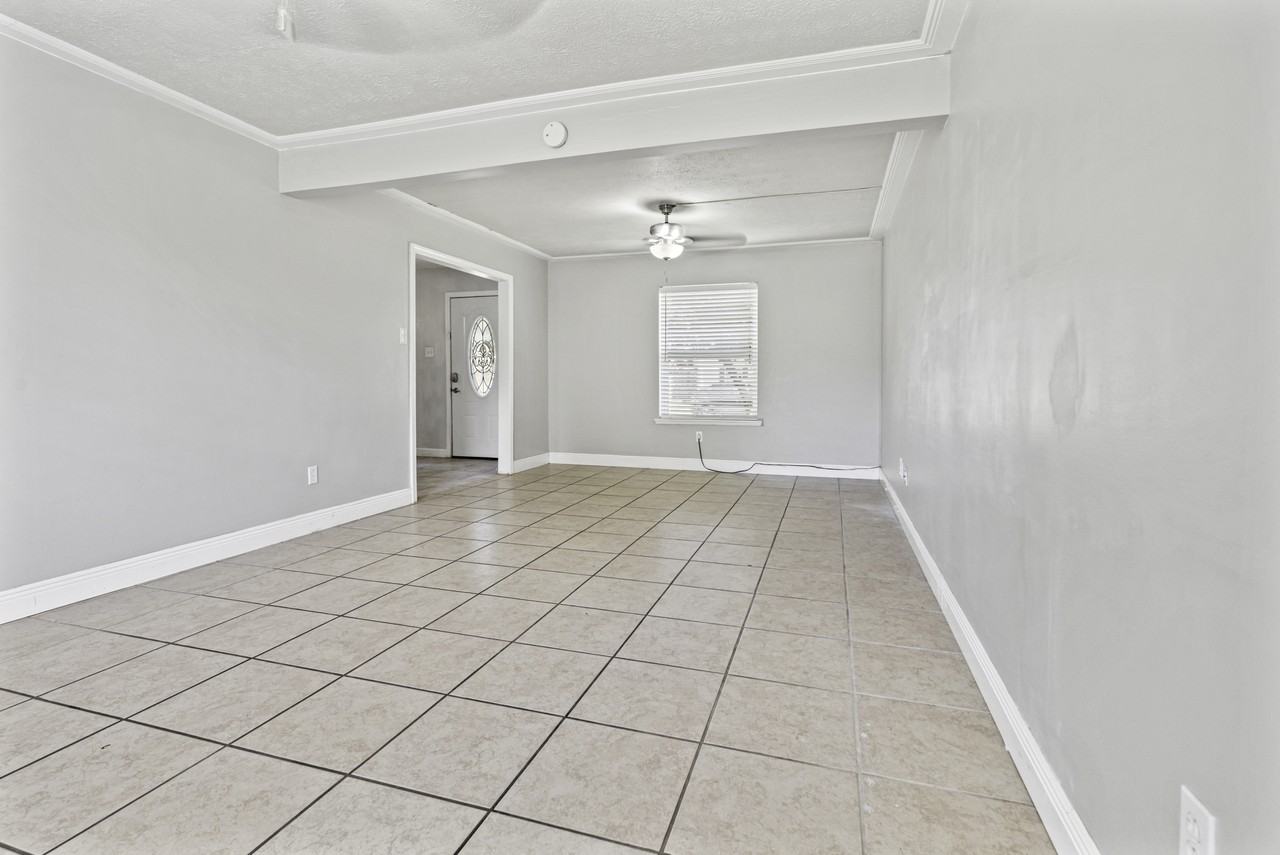 421 Holy Cross Pl #1 - Photo 7 of 16