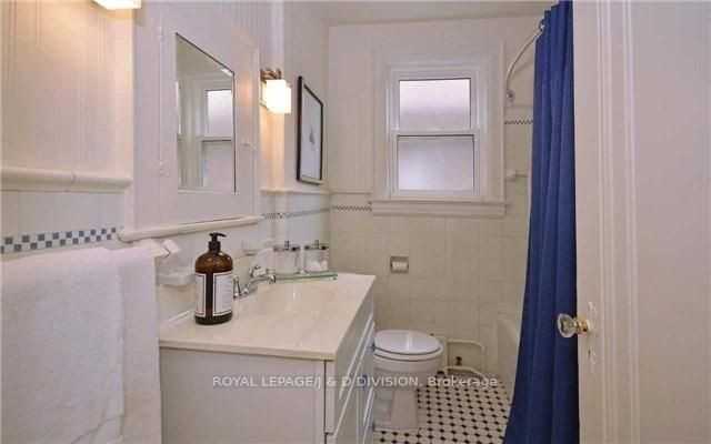 311 Chaplin Crescent - Photo 11