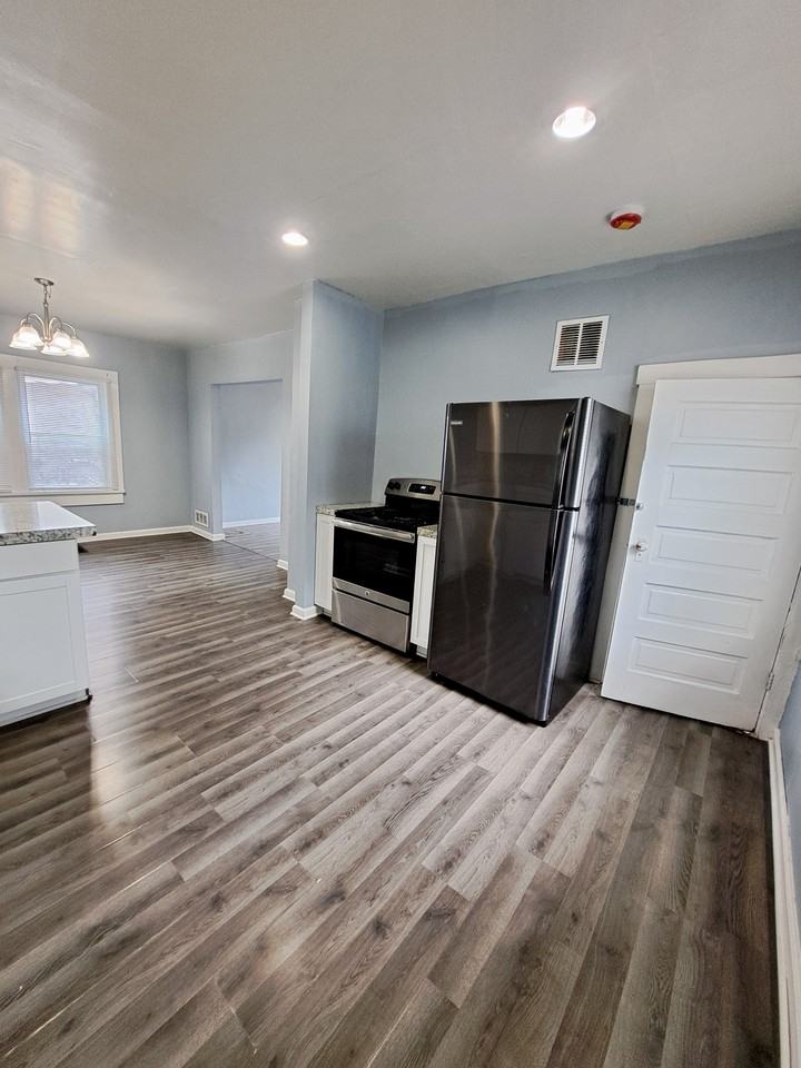 161 S Harbine Ave #1 - Photo 4 of 10