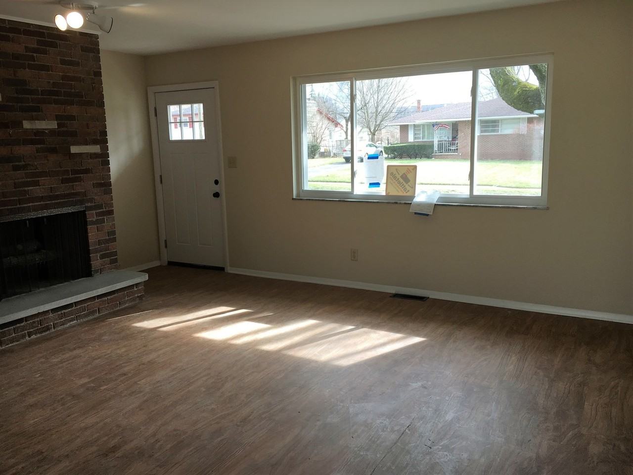 1216 Shanley Dr - Photo 4 of 35