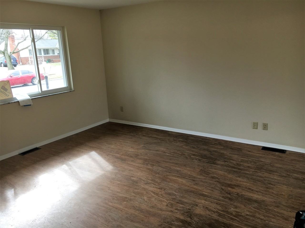 1216 Shanley Dr - Photo 5 of 35