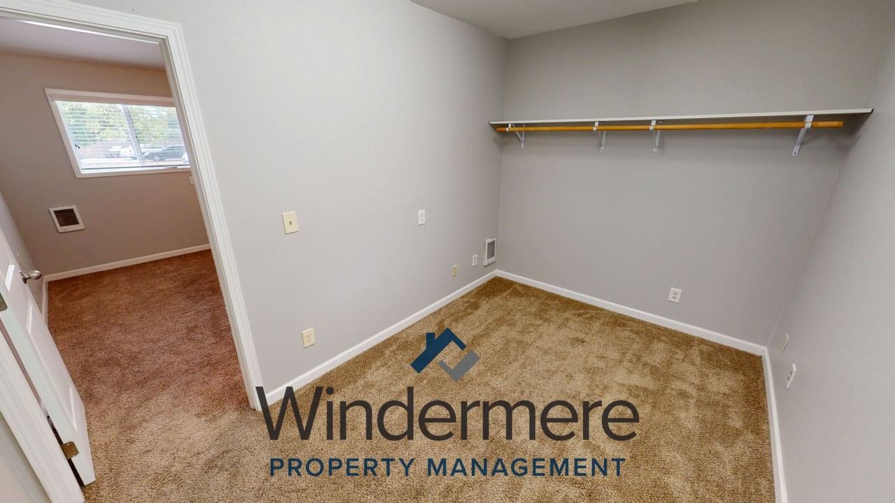 1005 Saint John St - Photo 6 of 11
