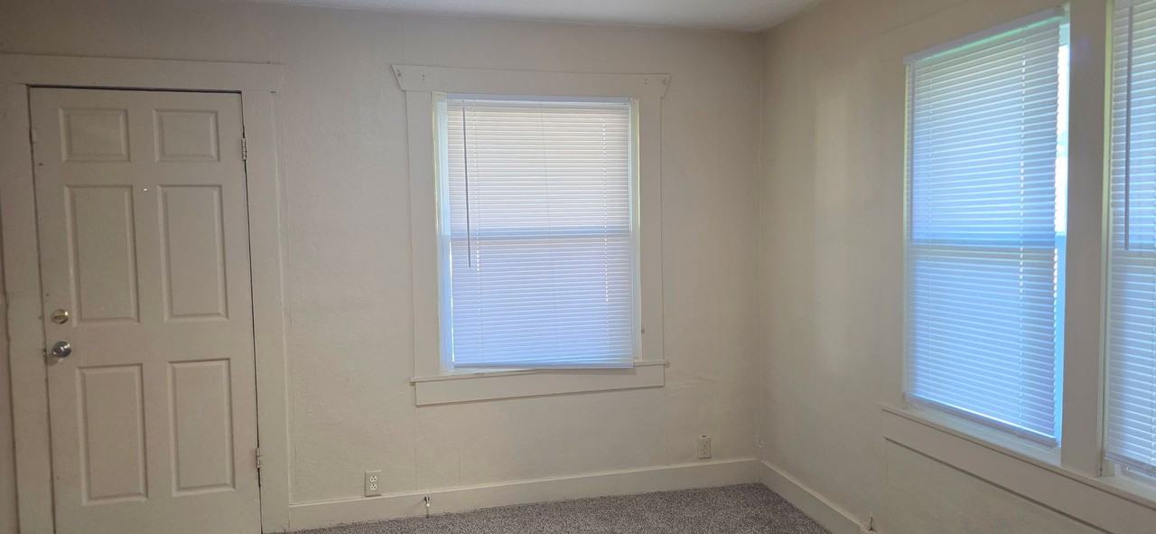 2106 W Walnut St - Photo 2 of 9